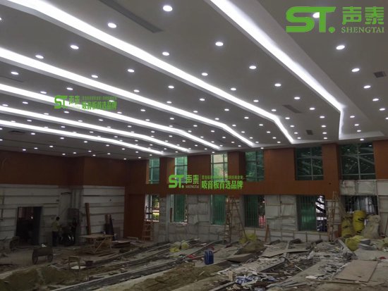 佛山西樵中学多功能报告厅吸音板施工案例(图4)